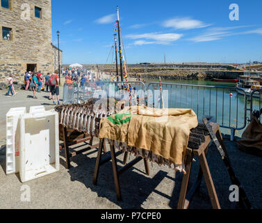PORTSOY FESTIVAL ABERDEENSHIRE SCHOTTLAND Arbroath Smokies SCHELLFISCH FISCH auf Regalen WARTEN AUF GERAUCHT WERDEN MIT FASS MIT SÄCKEN RAUCHEN EINIGE FISCHE ABGEDECKT Stockfoto