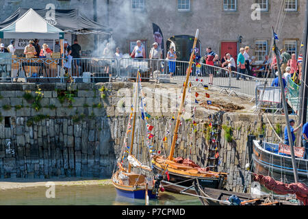 PORTSOY FESTIVAL ABERDEENSHIRE SCHOTTLAND Arbroath Smokies SCHELLFISCH FISCH RAUCH AUS DEM STALL TREIBT ÜBER DEN HAFEN Stockfoto