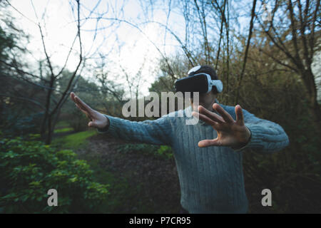 Mann mit Virtual reality Headset im Wald Stockfoto