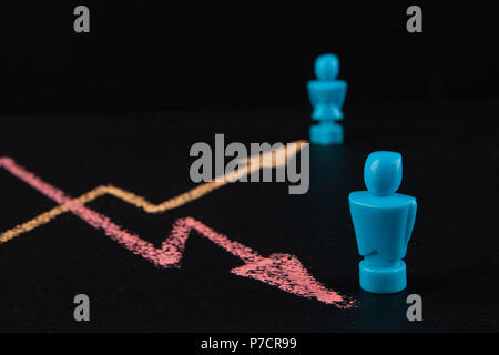 Lohngefälle zwischen Frauen und Männern und Chancengleichheit Konzept - Line Graph Hand mit Kreide auf blackbloard mit männlichen und weiblichen Figuren gezeichnet Stockfoto