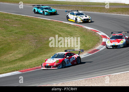 Porsche 911 GT3 R, Nürburgring, 24h Nürburgring, Motorsport, Kurven, curbes, racing, Eifel, Rheinland-Pfalz, Deutschland, Europa Stockfoto