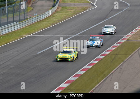 Mercedes-AMG GT3 der Porsche 911 GT3 gefolgt, Nürburgring 24h Rennen 2017, Long Distance Race, Eifel, Rheinland-Pfalz, Deutschland, Europa Stockfoto