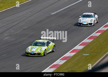 Porsche 911 GT3 Cup HRT R, Porsche Cayman GT4 Clubsport, 4h Nürburgring, Motorsport, hohe Geschwindigkeit, Eifel, Rheinland-Pfalz, Deutschland, Europa Stockfoto
