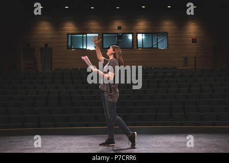 Weibliche Schauspielerin lesen Skript auf der Bühne Stockfoto