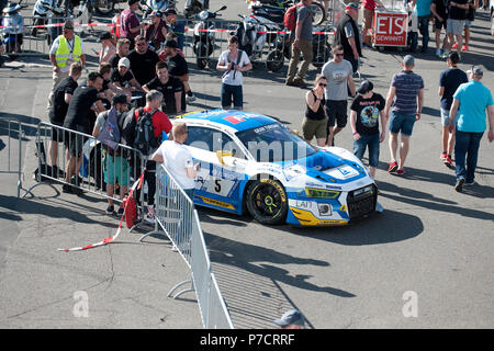 Audi R8 LMS GT4 warten auf technische Prüfung vor dem Rennen, Nürburgring 24h Rennen 2017, Eifel, Rheinland-Pfalz, Deutschland, Europa Stockfoto