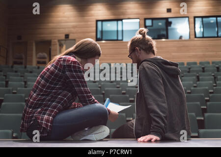 Männliche und weibliche Schauspielerin lesen Skript auf der Bühne Stockfoto