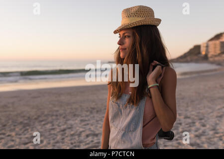 Frau mit Vintage Kamera in die Strand Stockfoto