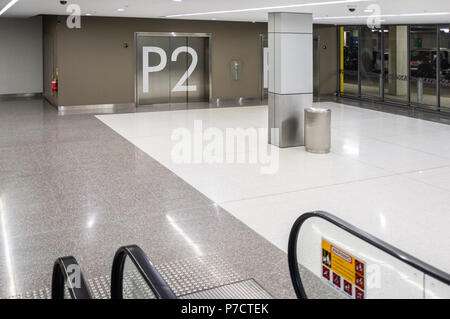 Tiefgarage Einkaufszentrum Eingang mit Fahrstuhl Türen Stockfoto