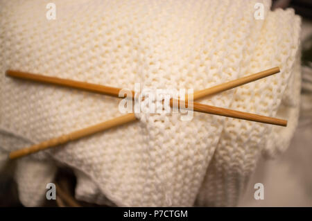 Weiche hausgemachte gestrickte Wolle mit Holz- Nadeln closeup Stockfoto
