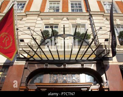 Der Eingang für 5 Sterne Luxus Boutique Hotel 41 auf der Buckingham Palace Road, Victoria, London, der Teil der rote Nelke Hotel Collection Stockfoto
