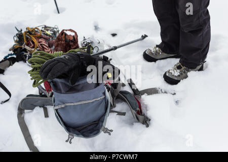 Wanderer mit Rucksack und Ausrüstungen auf verschneiten Region Stockfoto