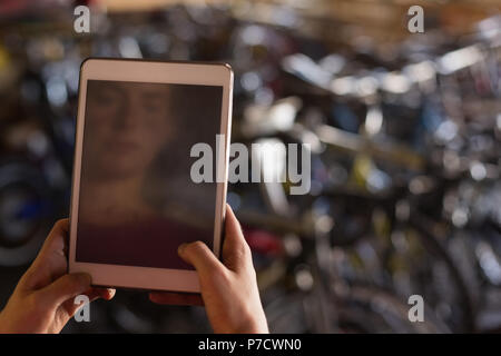 Weibliche Mechaniker mit digital-Tablette Stockfoto