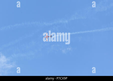 Melbourne, Australien - März 25, 2018: Ein Flugzeug des roten Pfeile - Royal Airforce Kunstflugstaffel der Durchführung in den Himmel von Melbourne Stockfoto