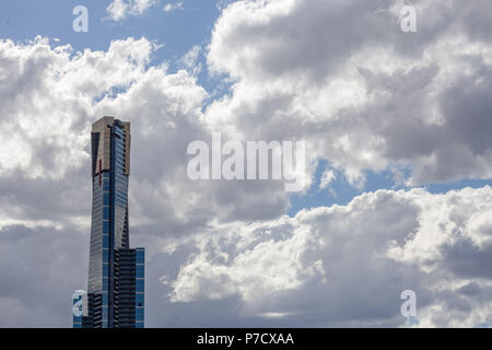Melbourne, Australien - März 25, 2018: Blick auf den berühmten Eureka Tower gegen bewölkter Himmel Stockfoto