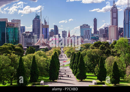 Melbourne, Australien - März 25, 2018: Blick auf Melbournes Skyline und die Gasse mit Menschen an sonnigen Tag Stockfoto
