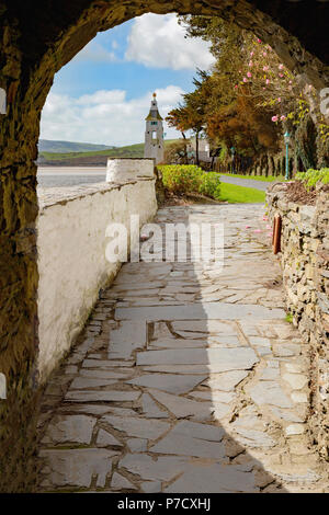 Gewölbte vista der Informationsstelle Tower mit Blick auf den Dwyryd Estuary, in Portmeirion, Nord Wales Gwynedd, Snowdonia, Vereinigtes Königreich. Stockfoto