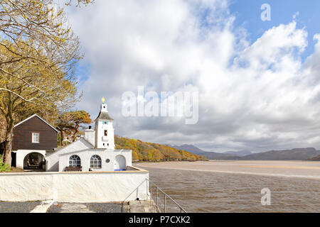 Die Observatory Tower mit Blick auf den Dwyryd Estuary, in Portmeirion, Nord Wales Gwynedd, Snowdonia, Vereinigtes Königreich. Stockfoto