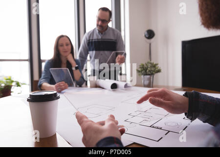 Kollegen mit Glas digital Tablet Stockfoto