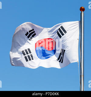 Flagge von South Korea, auch bekannt als die Taegukgi winken auf einem Fahnenmast Stockfoto