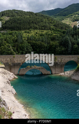 See - Lago di Scanno Scanno - ist ein See in der Provinz L'Aquila, Abruzzen, Italien. Stockfoto