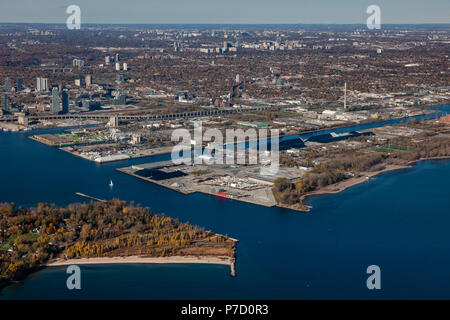 Ein Luftbild auf der Toronto Hafen und Port Länder aus dem Süden. Stockfoto