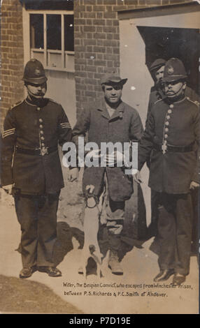 Vintage Foto von Witer, die Belgische überführen, die Entronnenen von Winchester Gefängnis, zwischen Polizei Sergeant Richards und PC-Board-abstandshalter Smith bei Andover Stockfoto