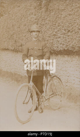 Vintage Foto von einem Polizisten Kragen Nr. 219 mit seinem Fahrrad Stockfoto