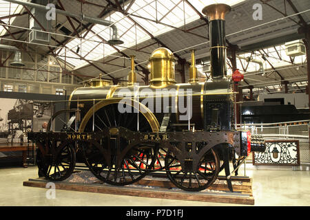 Replik von 1837 'North Star' Breitspur Dampflok auf der Steam Museum der Great Western Railway, Swindon, Wiltshire Stockfoto