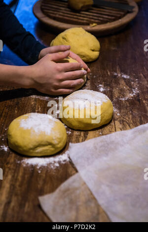 Westliche Piemont, Norditalien: Realisierung der natürlichen Brot mit Mutter Hefe zu Hause gemacht von den Bewohnern eines Ökodorfes Stockfoto