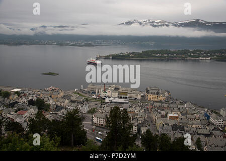 Hurtigruten Schiff Nordnorge verlässt Ålesund und seine Architektur im Jugendstil in Norwegen. Stockfoto