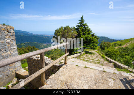 Der Blick von oben auf den Höhen der Stadt Genua Mura park Trail (Parco delle Mura), Genua (Genova), Italien. Stockfoto