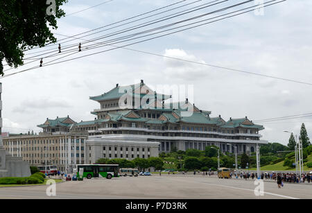 Busse, Nordkoreanische öffentlicher Verkehr, der durch den großartigen Menschen Studie Haus in Pyongyang, Nordkorea Stockfoto