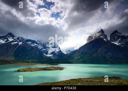 Blick vom Mirador über den Lago Pehoe zu den Bergen Los Cuernos mit Wolken, Nationalpark Torres del Paine Stockfoto
