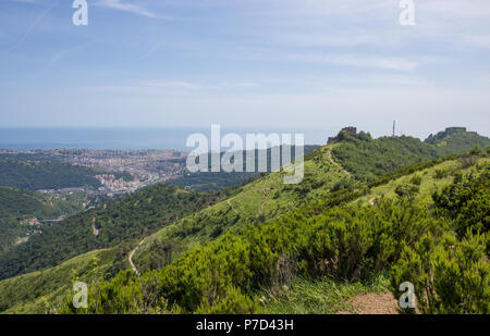 Luftaufnahme von Osten und über der Stadt Genua (Genova), Italien. Stockfoto