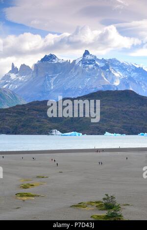 Touristen am Ufer des Sees Grau mit Eisschollen, Los Cuernos massiv in den Hintergrund, die Torres del Paine National Park Stockfoto