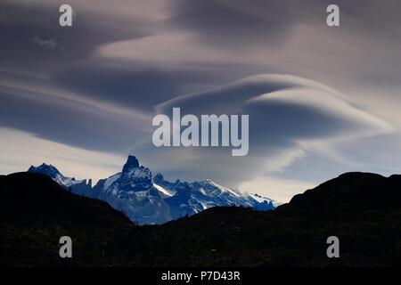 Cloud Atmosphäre über den Los Cuernos massiv, Torres del Paine Nationalpark, der Provinz Última Esperanza, Chile Stockfoto