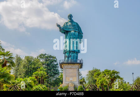 San Carlo Borromeo Koloss in Arona Stadt, Provinz Novara, Lago Maggiore, Piemont, Italien. Es ist eine Statue über 30 Meter hoch in Arona entfernt Stockfoto