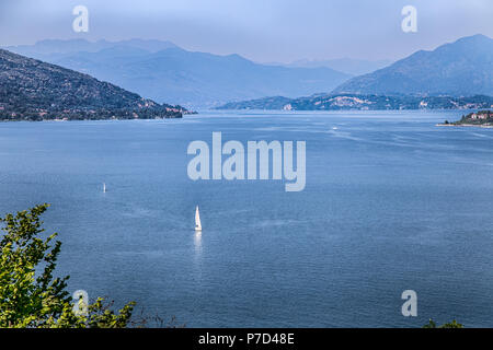 Blick auf den Lago Maggiore See (Lago Maggiore), Landschaft von Arona Stadt, Italien. Stockfoto