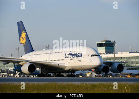 Lufthansa, Airbus A380-800, mit Push zurück Fahrzeug abschleppen von Position vor der Sat-Gebäude zu taxiway (Anschlußklemme 2) Stockfoto