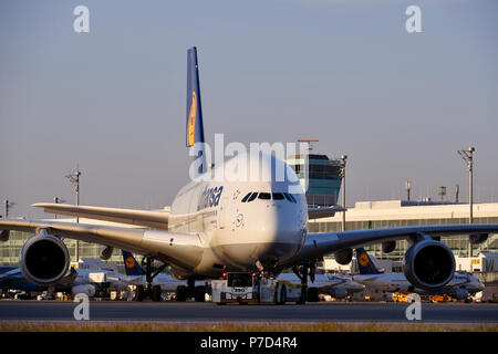 Lufthansa, Airbus A380-800, mit Push zurück Fahrzeug abschleppen von Position vor der Sat-Gebäude zu taxiway (Anschlußklemme 2) Stockfoto