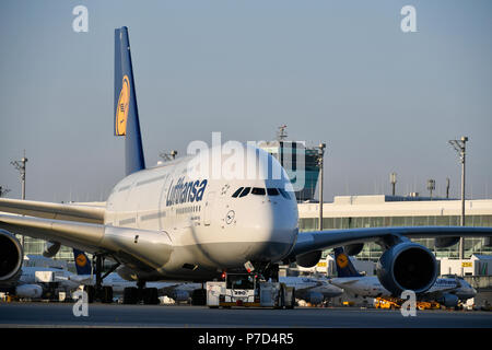 Lufthansa, Airbus A380-800, mit Push zurück Fahrzeug abschleppen von Position vor der Sat-Gebäude zu taxiway (Anschlußklemme 2) Stockfoto