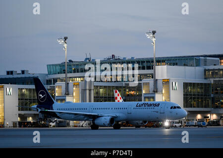 Lufthansa, Airbus, A 321-100, Neue Lackierung, Rollen in der Dämmerung vor Terminal 2, Flughafen München, Oberbayern, Bayern, Deutschland Stockfoto