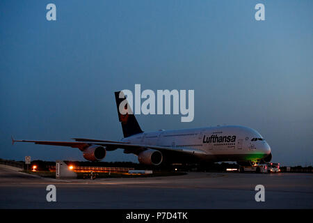 Lufthansa, Airbus A380-800 mit Push zurück Lkw nachts, Flughafen München, Oberbayern, Bayern, Deutschland Stockfoto