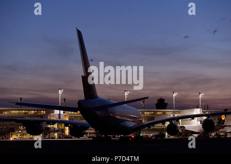 Lufthansa, Airbus A380-800, ist mit Push zurück Stapler abgeschleppt zu Klemme 2, Dämmerung, Flughafen München, Oberbayern zu positionieren. Stockfoto