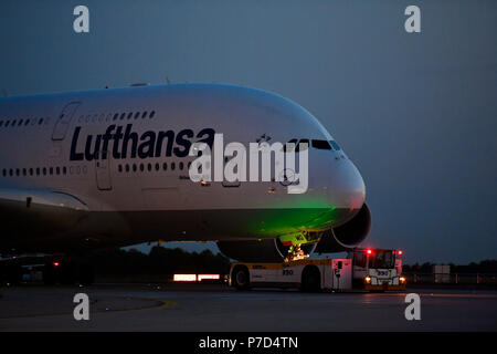 Lufthansa, Airbus A380-800 mit Push zurück Lkw nachts, Flughafen München, Oberbayern, Bayern, Deutschland Stockfoto