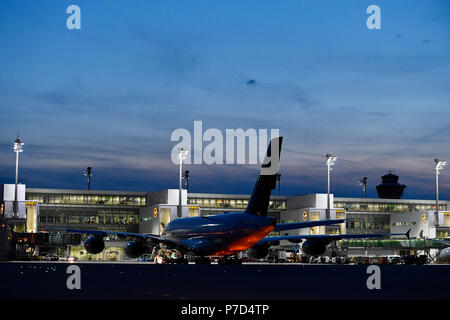 Lufthansa, Airbus A380-800, ist mit Push zurück Stapler abgeschleppt zu Klemme 2, Dämmerung, Flughafen München, Oberbayern zu positionieren. Stockfoto