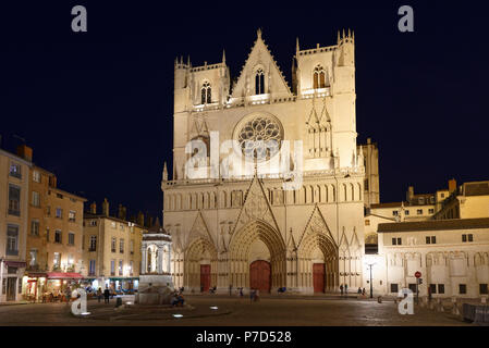 Kathedrale Saint-Jean-Baptiste, Nachtaufnahme, Lyon, Auvergne-Rh ône-Alpes, Frankreich Stockfoto