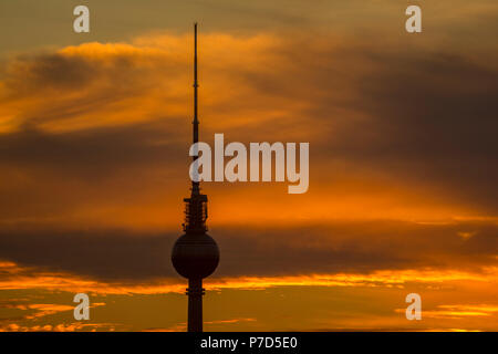 Die Silhouette der Berliner Fernsehturm für den Abend Himmel, Berlin 2016. Stockfoto