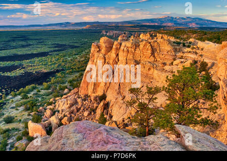 Sandstein Täuschungen über Lavafeld bei El Malpais National Monument, Sonnenuntergang, Mt Taylor in San Mateo Berge in der Ferne, New Mexico, USA Stockfoto