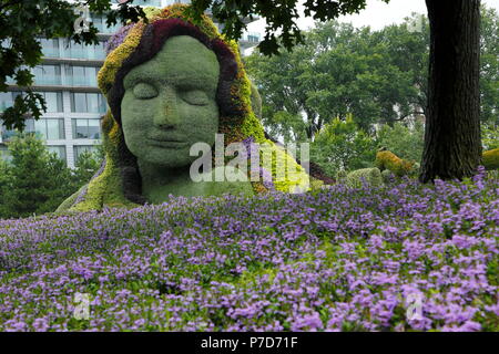 Anlage Skulptur Mutter Erde mit modernen Gebäuden hinter, Mosaicanada Ausstellung, Gatineau, Provinz Quebec, Kanada Stockfoto